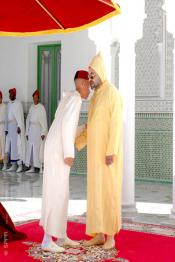 Image du Maroc Professionnelle de  Sa Majesté le Roi Mohammed VI, Amir Al-Mouminine,  reçoit à Tétouan les voeux de Son Altesse Royale le Prince héritier Moulay El Hassan, à l’occasion de l’Aïd Al-Adha, lundi, 12 août 2019 au palais du royale de Tétouan. (Photo/ SPPR) via Jalilbounhar.com